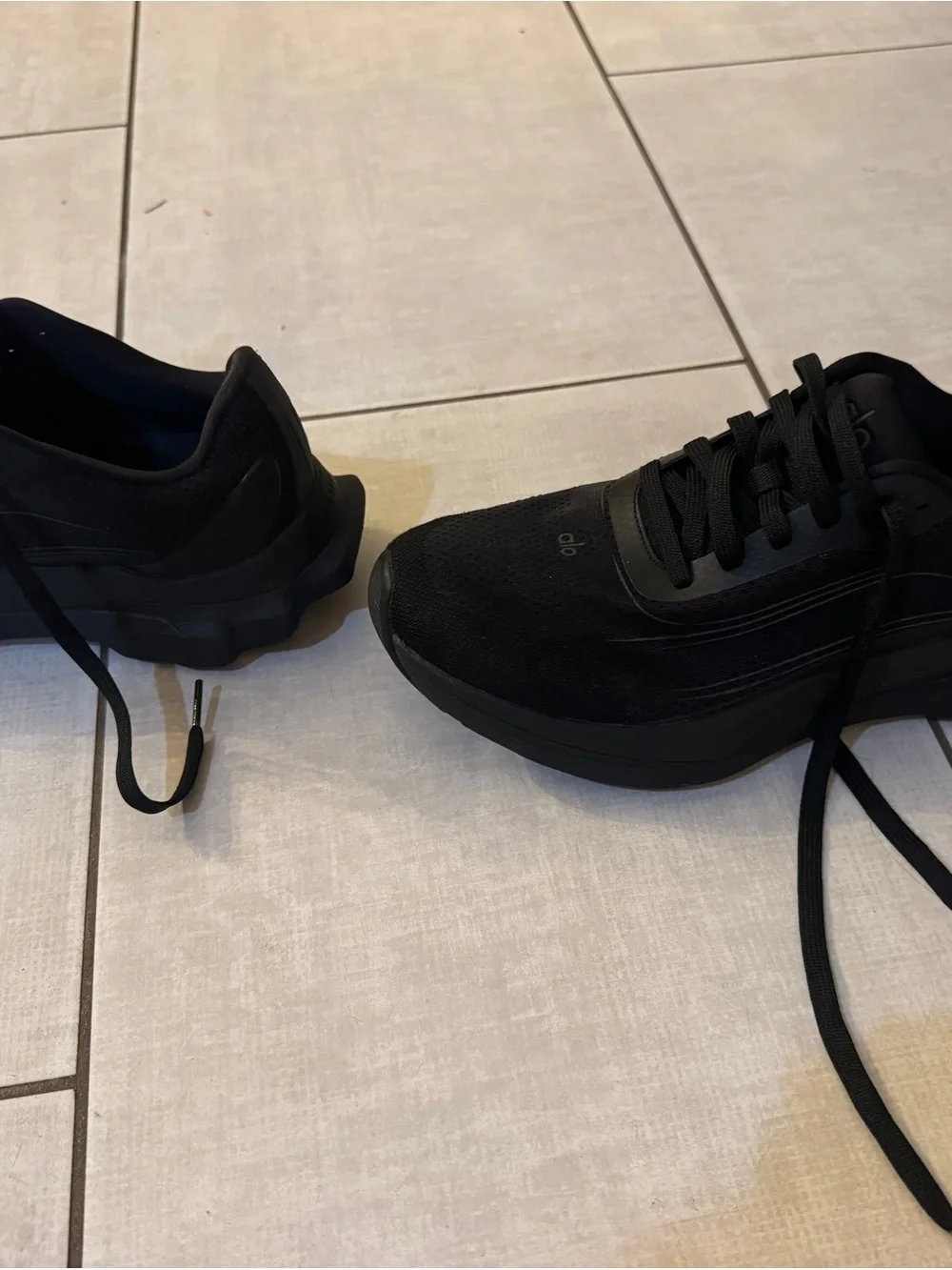 Alo Runner Black  Performance Running Shoes